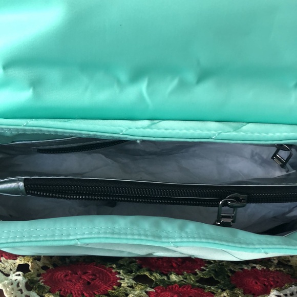 NWT THINK ROYLN Quilted Flapover Crossbody W/3 Straps - Picture 4 of 9